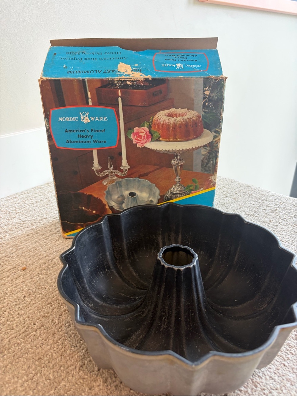 Vintage Heavy Duty 12 cup NORDIC WARE Bundt Pan.